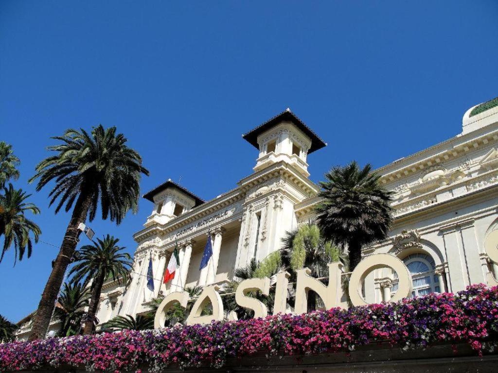 Casa Rosa Lucia Centrale Con Parcheggio サンレモ エクステリア 写真